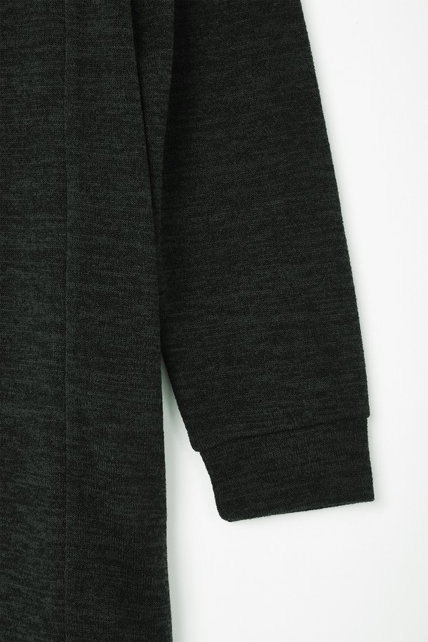 **봄가을 미들 숄 가디건 CKA101A**

부드러운 촉감과 신축성 있는 소재감의 여성용 봄, 가을 가디건입니다. 미들 기장으로 캐주얼하고 베이직한 스타일을 연출하며, 숄 디자인과 오픈형 여밈 방식으로 편안하게 착용할 수 있습니다. 블랙, 다크 그린 두 가지 색상으로 출시되어 데이트룩, 카페룩 등 다양한 TPO에 활용하기 좋습니다. 폴리에스터, 레이온, 스판 혼방으로 제작되어 편안함과 활동성을 동시에 잡았습니다. 미니멀, 클래식 스타일을 선호하는 분들께 추천합니다.
