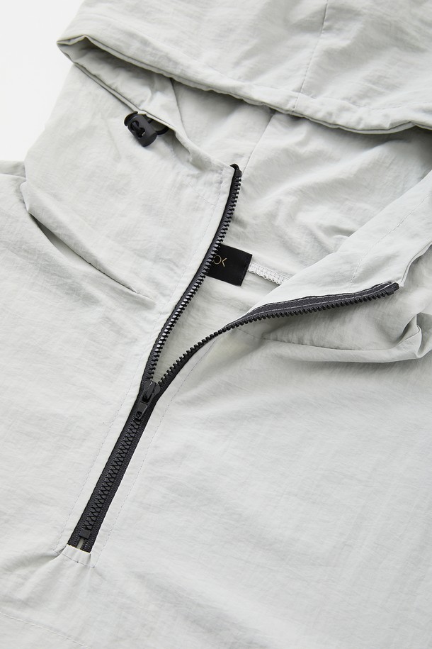 블랙, 베이지, 스카이, 다크그린, 그레이, 라이트그레이의 다채로운 컬러로 출시된 멀티컬러 후드 아노락 점퍼 CJP132입니다. 봄, 가을 시즌에 적합하며, 폴리에스터와 레이온 혼방 소재로 제작되어 편안한 착용감을 선사합니다. 넉넉한 루즈핏에 후드 및 밑단 조절 스트링, 집업 여밈 방식을 갖춰 스포티하고 베이직한 데일리룩을 연출하기 좋습니다.
