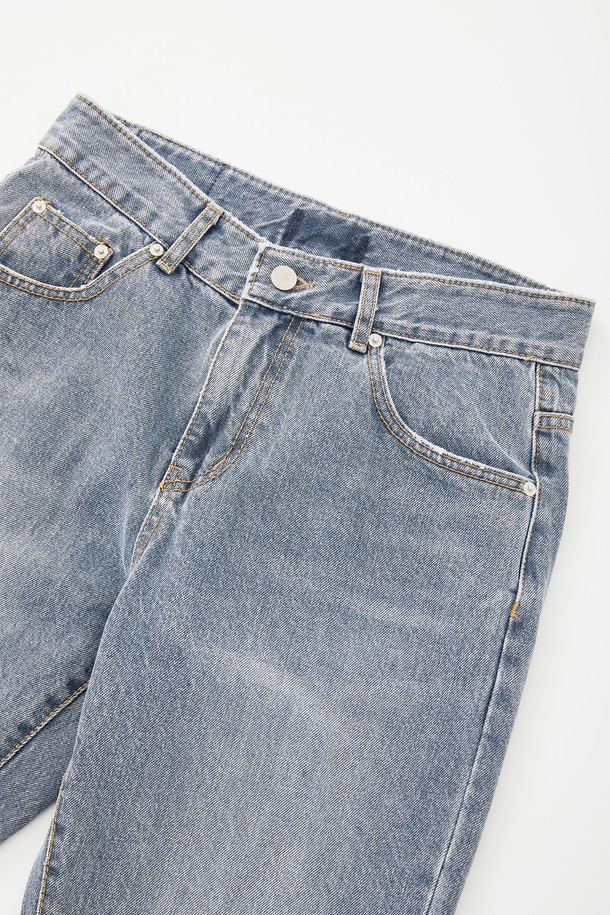 레귤러 핏으로 편안하게 떨어지는 CJN109 워싱 데님 팬츠입니다. 봄, 여름, 가을 시즌에 활용하기 좋은 면 소재의 긴 기장 데님 팬츠로, 베이직한 디자인에 워싱 디테일이 더해져 빈티지한 멋을 선사합니다. 지퍼와 버튼으로 여밈을 처리하여 간편하게 착용할 수 있습니다.
