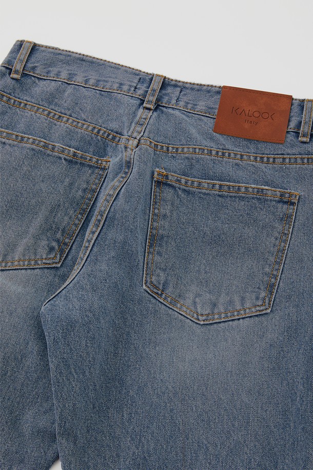 레귤러핏 워싱 데님 팬츠 CJN108는 데일리 및 캐주얼 스타일을 위한 다크블루 컬러의 데님 팬츠입니다. 봄, 여름, 가을 계절에 적합하며, 레귤러핏으로 편안한 착용감을 제공합니다. 면 소재에 워싱 및 빈티지 패턴이 특징이며, 지퍼형 클로징과 허리 가죽패치 디테일로 디자인되었습니다. 동네 마실룩, 쇼핑룩 등 다양한 TPO에 활용 가능하며, 캐주얼, 클래식, 미니멀 스타일 연출에 용이합니다.
