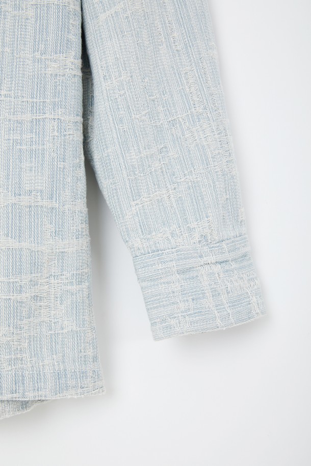 봄, 가을 간절기에 활용하기 좋은 캐주얼 자켓형 청남방입니다. 라이트블루 컬러의 면 소재로 제작되었으며, 데일리룩에 편안하게 매치할 수 있습니다. 베이직핏에 스티치 패턴이 들어가 심플하면서도 멋스러운 포인트를 주며, 셔츠와 자켓 스타일을 모두 연출할 수 있는 실용적인 디자인입니다. 가슴 포켓과 소매 버튼 디테일, 버튼 클로저 타입으로 완성도를 높였습니다.
