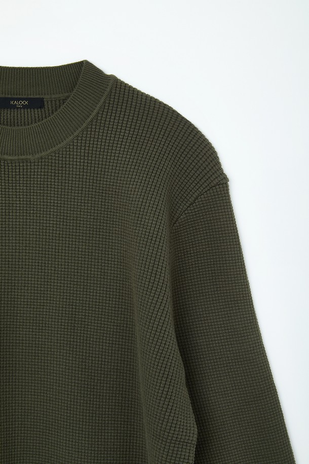 와플 하프넥 긴팔 니트티 CNIT105는 베이직하고 캐주얼한 스타일의 공용 긴팔 니트 티셔츠입니다. 봄, 가을에 적합하며, 데일리룩으로 활용하기 좋습니다. 하프넥 디자인과 넉넉한 기장감으로 편안한 착용감을 선사합니다. 블랙, 그레이, 카키 세 가지 색상으로 출시되었으며, 소매와 밑단 시보리 처리로 깔끔한 마무리를 더했습니다. 와플 패턴과 무게감 있는 두께감, 신축성 있는 촉감으로 가을 나들이룩이나 집콕룩에 모두 잘 어울립니다.
