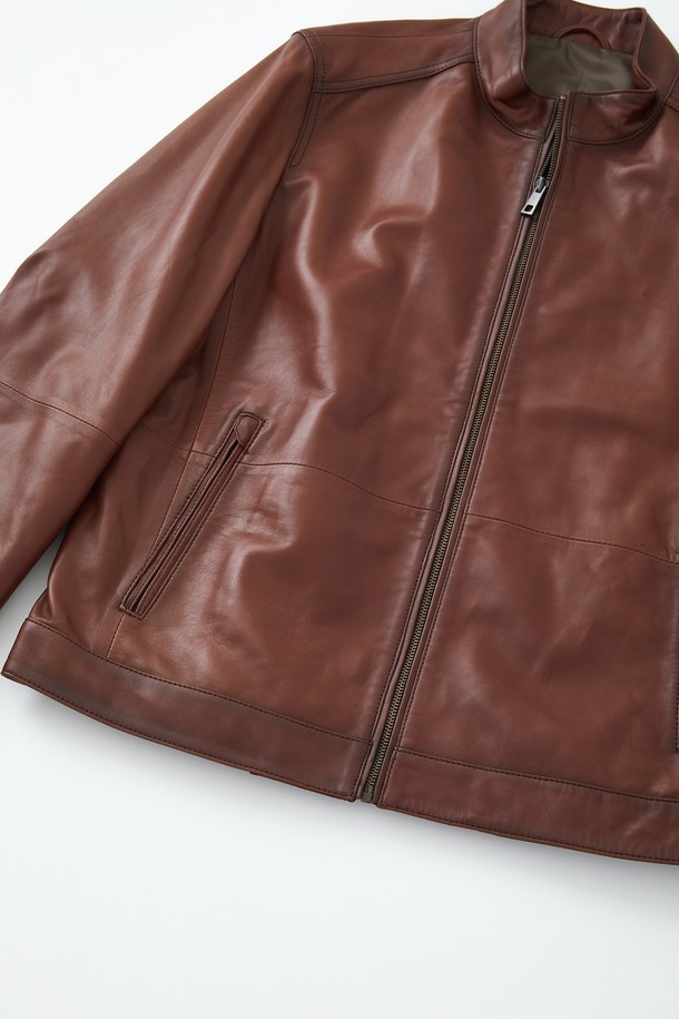 워싱 라이트 양가죽 점퍼 CLJP110는 빈티지 및 베이직 스타일을 선호하는 고객을 위한 아우터입니다. 부드러운 양가죽 소재에 오일 브러쉬 가공을 더해 은은한 광택과 자연스러운 멋을 연출합니다. 와인 색상으로 출시되었으며, 봄, 여름, 가을, 겨울 사계절 모두 활용 가능한 실용적인 아이템입니다. 하든 타입 지퍼 포켓과 소매 스냅 버튼 디테일로 포인트를 주었으며, 베이직 핏으로 편안한 착용감을 제공합니다. 데이트룩, 겨울 데일리룩 등 다양한 TPO에 클래식, 미니멀, 캐주얼 스타일로 연출하기 좋습니다.
