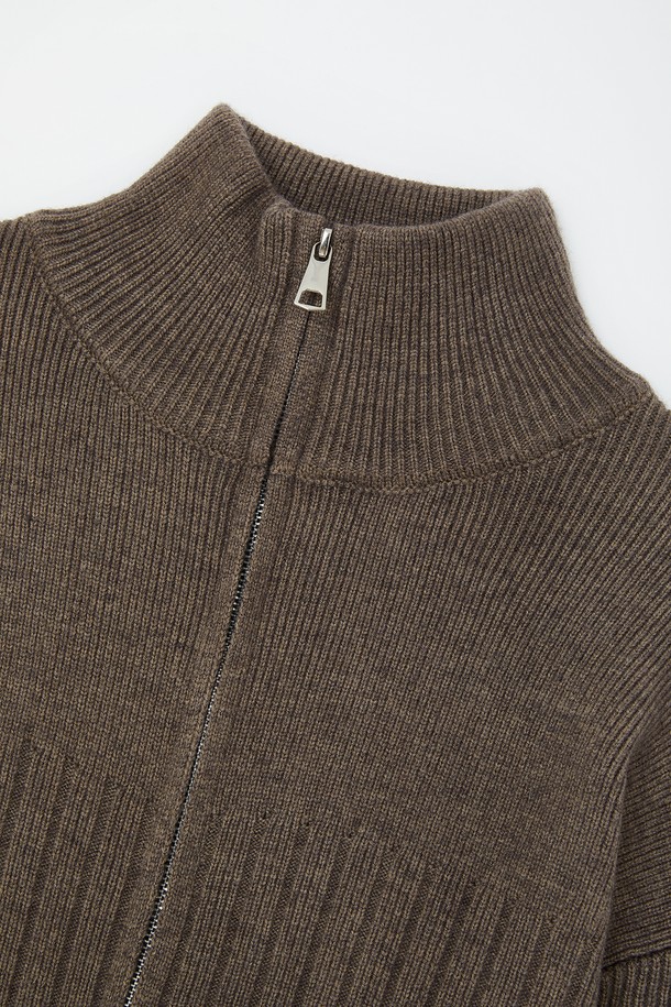 루즈핏 헤비 집업 가디건 CKA102는 남성 고객을 위한 상의 카테고리의 니트/스웨터 제품입니다. 부드러운 촉감과 신축성을 갖춘 아크릴, 폴리에스터, 폴리아미드 혼방 소재로 제작되었으며, 두꺼운 두께감과 긴 소매 기장으로 봄, 가을, 겨울 시즌에 착용하기 좋습니다. 베이직한 스타일의 골지 패턴 하이넥 디자인에 집업 여밈 방식을 적용하여 간편하게 착용할 수 있으며, 시보리 디테일로 포인트를 더했습니다. 라이트카키, 브라운, 블랙 세 가지 색상으로 출시되어, 겨울 데일리룩, 집콕룩, 산책룩 등 다양한 TPO에 미니멀, 클래식, 캐주얼 스타일로 연출하기 좋습니다.
