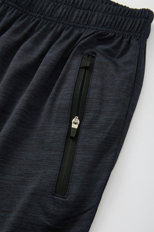 쿨 러닝 스판 스포츠 팬츠 CPT145는 뛰어난 신축성과 시원한 냉감 기능을 갖춘 남녀 공용 스포츠 팬츠입니다. 봄, 여름, 가을 세 계절 모두 활용 가능하며, 레귤러핏에 부드러운 촉감의 폴리에스터 소재로 제작되었습니다. 허리 조절 스트랩과 지퍼 사선 포켓, 밴딩 스타일로 편안한 착용감을 제공하며, 러닝룩, 피트니스룩, 캐주얼 등 다양한 스타일에 활용하기 좋습니다. 그레이와 네이비 두 가지 색상으로 만나보세요.
