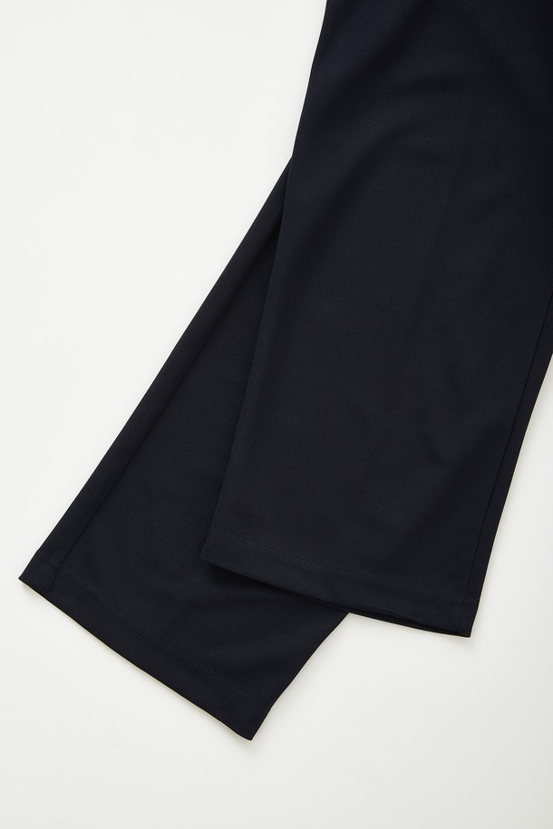 **봄/가을/겨울 라이프앤스포츠 스판 팬츠 CPT147**는 스포츠 활동에 최적화된 슬림핏 팬츠입니다. 블랙, 네이비 두 가지 색상으로 출시되었으며, 허리 조절 스트랩과 지퍼형 사선 포켓이 특징입니다. 구김감이 덜한 스판 원단을 사용하여 스포티하면서도 미니멀한 스타일을 연출하며, 밴딩 처리로 편안한 착용감을 제공합니다.
