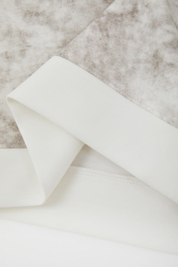 다잉 맨투맨 긴팔 티셔츠 CTEE114는 그레이, 카키, 블랙 3가지 색상으로 출시되어 봄, 가을에 활용하기 좋은 베이직 스타일의 맨투맨입니다. 레이온, 폴리에스터, 폴리우레탄 혼방 소재로 제작되어 신축성이 뛰어나 편안한 착용감을 제공하며, 소매와 밑단 시보리 마감으로 활동성을 더했습니다. 동네 마실룩, 집콕룩 등 캐주얼하고 미니멀한 스타일을 연출하기에 적합한 아이템입니다.
