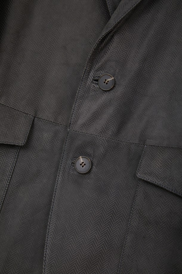 네이비 컬러의 램 크리스탈 패브릭 싱글 재킷 CLJP112입니다. 클래식 및 미니멀 스타일을 기반으로 제작되어 오피스룩, 비즈니스 캐주얼, 모임룩 등 다양한 TPO에 활용 가능합니다. 봄, 가을 시즌에 적합하며, 레귤러 핏과 긴 소매 기장으로 편안한 착용감을 선사합니다. 무지 패턴의 싱글 버튼 여밈 방식이며, 레귤러 기장의 자켓입니다.
