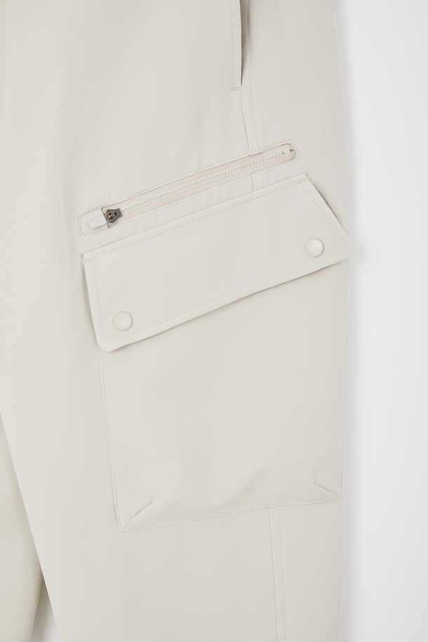 봄, 가을에 어울리는 '스판 밴딩 카고 조거 팬츠 CPT149'입니다. 부드러운 촉감의 폴리에스터와 폴리우레탄 혼방 소재로 제작되어 편안한 착용감을 제공합니다. 캐주얼하고 스포티한 스타일로, 야외 활동 및 일상에서 두루 활용하기 좋습니다. 허리 밴딩 및 조거핏 디자인으로 활동성을 높였으며, 히든 포켓 디테일로 실용성을 더했습니다. 회색, 남색, 연한베이지 세 가지 색상으로 만나보세요.