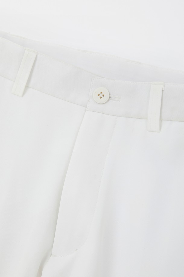 봄, 가을에 적합한 남녀 공용 카고 조거 팬츠입니다. 부드러운 촉감의 폴리에스터, 폴리우레탄 혼방 소재로 제작되었으며, 얇은 두께감으로 편안한 착용감을 제공합니다. 허리 부분에는 히든 밴딩 처리가 되어 있어 활동성을 높였으며, 스포티한 스타일을 연출하기 좋습니다. 블랙, 그레이, 아이보리 세 가지 색상으로 출시되었으며, 카고 디자인과 사선 포켓 디테일이 특징입니다. 일상생활 및 야외 활동 시에 활용하기 좋은 실용적인 아이템입니다.
