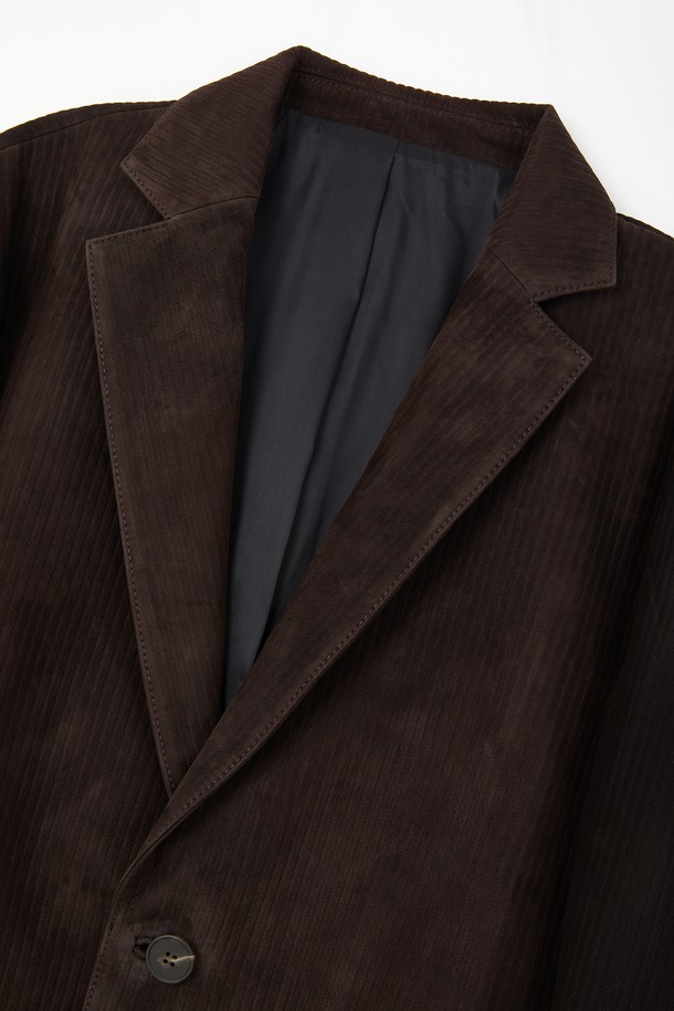 세련된 남성미를 더하는 양가죽 스트라이프 패턴 자켓 CLJP113입니다. 부드러운 촉감의 양가죽 소재와 중간 두께감으로 봄, 가을 시즌에 적합하며, 베이직한 디자인과 스트라이프 패턴이 세련된 스타일을 연출합니다. 버튼 여밈 방식의 레귤러 기장 블레이저 타입으로, 안쪽 주머니와 뒤트임 디테일, 캠스웨이드 가죽원단, 안감 폴리에스터 100%를 사용하여 실용성과 고급스러움을 더했습니다. 데이트룩, 비즈니스 캐주얼 등 다양한 TPO에 활용 가능하며, 클래식, 미니멀, 캐주얼 스타일을 즐겨 입는 남성에게 추천합니다. 브라운 컬러의 베이직핏으로, 어떤 옷에도 매치하기 용이합니다.
