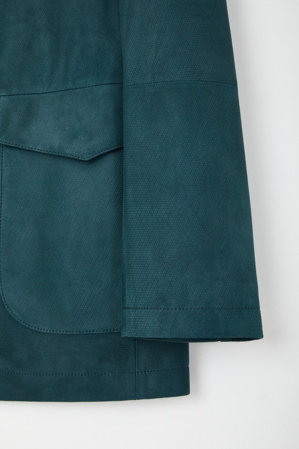 세련된 남성 스타일을 완성하는 양가죽 도트 패턴 재킷 CLJP114입니다. 부드러운 촉감의 양가죽으로 제작되어 고급스러운 착용감을 선사하며, 두꺼운 두께감으로 따뜻함을 더합니다. 클래식과 모던 스타일을 아우르는 디자인에 도트 패턴 디테일을 더해 개성 있는 포인트를 주었습니다. 봄, 가을 시즌에 이상적이며, 데이트룩, 모임룩, 비즈니스 캐주얼 등 다양한 TPO에 활용 가능합니다. 레귤러핏과 긴 소매 기장, 버튼 여밈 방식으로 편안함과 스타일리시함을 동시에 만족시키는 아이템입니다.
