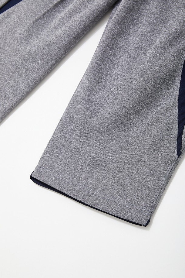 배색 포인트 7부 밴딩 스포츠 팬츠 CSPT122는 스포츠 활동과 일상 착용에 적합한 트레이닝핏 7부 바지입니다. 차콜, 그레이 두 가지 색상으로 제공되며, 신축성 좋은 폴리에스테르 소재로 제작되어 편안한 착용감을 선사합니다. 허리 조절 스트링과 지퍼 포켓, 배색 포인트 디테일이 특징이며, 스포티, 캐주얼, 미니멀 스타일을 연출할 수 있습니다. 피트니스룩, 러닝룩, 산책룩 등 다양한 TPO에 활용하여 활동적인 스타일을 완성해보세요. 밴딩 처리로 편안함을 더하여 활동성과 스타일을 동시에 잡았습니다.
