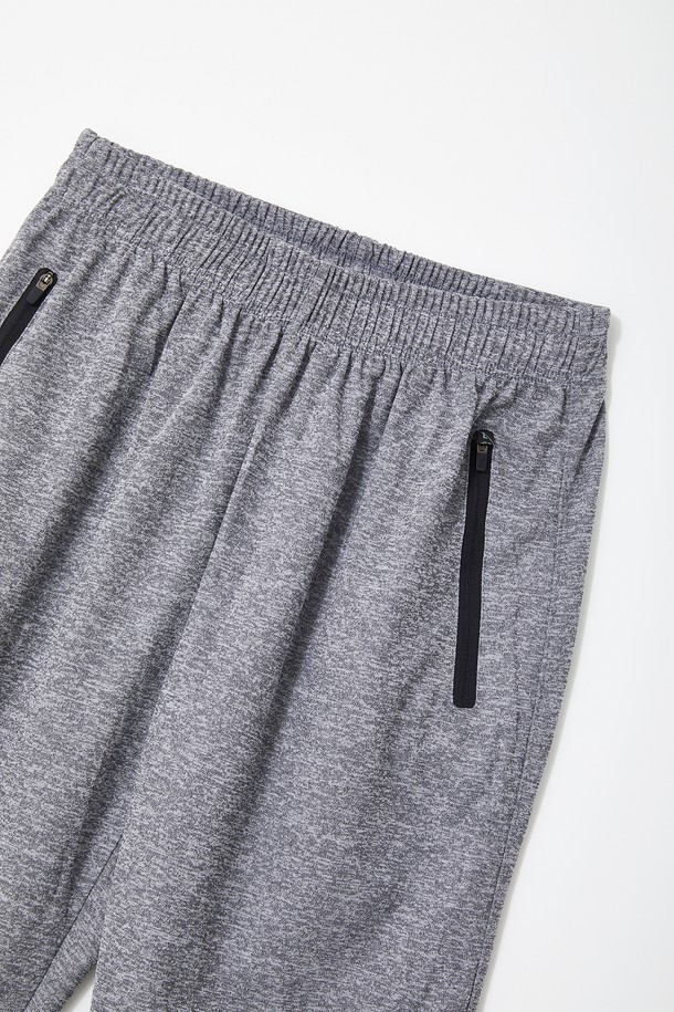 7부 밴딩 스판 스포츠 팬츠 CSPT123은 스포츠 활동과 트레이닝에 적합한 남녀 공용 7부 스포츠 팬츠입니다. 차콜과 그레이 두 가지 색상으로 출시되었으며, 봄, 여름, 가을 계절에 착용하기 좋습니다. 부드러운 촉감의 폴리에스터 소재로 제작되었으며, 편안한 핏과 신축성으로 활동성을 높였습니다. 허리 조절 스트랩과 지퍼 포켓 디테일이 더해져 스포티하고 캐주얼한 스타일을 완성합니다. 
