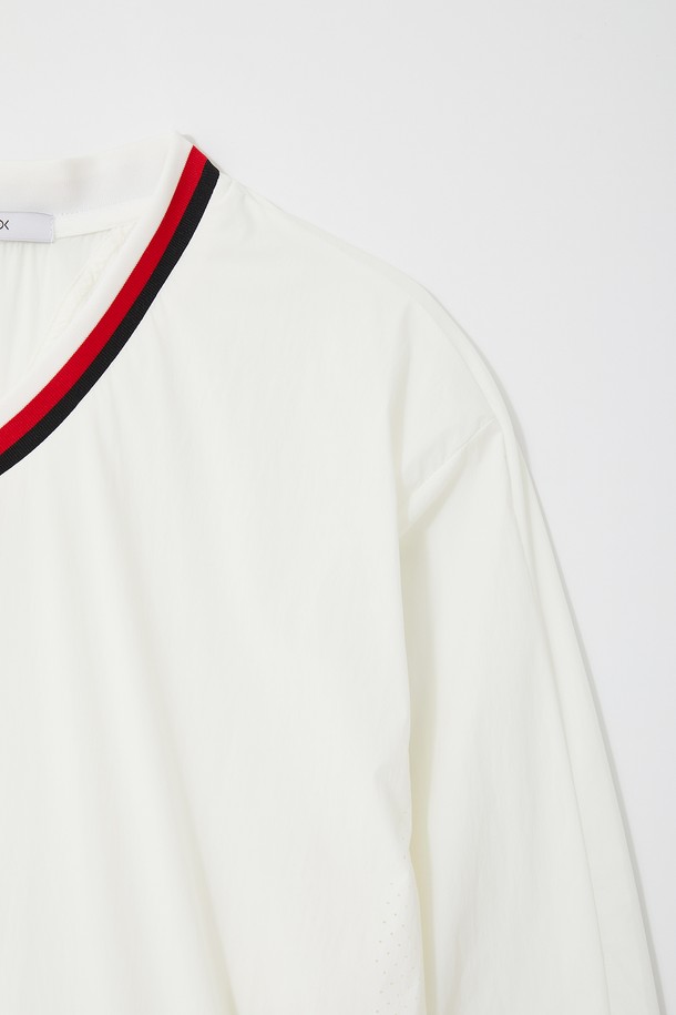 경량 바람막이 브이넥 맨투맨 CTEE115는 남성용 상의로, 봄, 가을 시즌에 적합한 베이직핏 맨투맨입니다. 나일론과 폴리우레탄 혼방 소재로 제작되어 가볍고 신축성 있는 착용감을 제공하며, 데일리웨어, 일상 활동, 스포츠 활동, 골프 등 다양한 용도로 활용할 수 있습니다. 스타일은 스포티하고 심플하며, 블랙, 레드, 아이보리 세 가지 색상으로 출시되었습니다. 브이넥 디자인과 긴소매, 그리고 뒷면 플랩 포켓 디테일과 시보리 마감으로 실용성과 디자인을 모두 갖춘 제품입니다. 골프룩이나 산책룩으로 활용하기 좋습니다.
