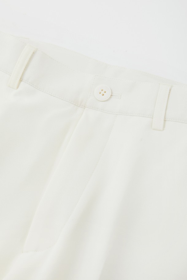 봄/가을 라이프앤스포츠 스판 슬랙스 CPT151는 남성용 긴 바지로, 골프 및 일상복으로 활용하기 좋은 제품입니다. 네이비, 그레이, 아이보리 세 가지 색상으로 출시되었으며, 스포티하면서도 캐주얼한 스타일을 연출합니다. 신축성이 뛰어난 폴리 혼방 원단으로 제작되어 부드러운 촉감과 편안한 착용감을 제공하며, 레귤러핏으로 깔끔하게 떨어지는 핏을 자랑합니다. 허리 히든밴딩과 사선 포켓 디테일로 활동성과 디자인을 모두 잡았으며, 얇은 두께감으로 봄, 가을 시즌에 활용하기 좋습니다.
