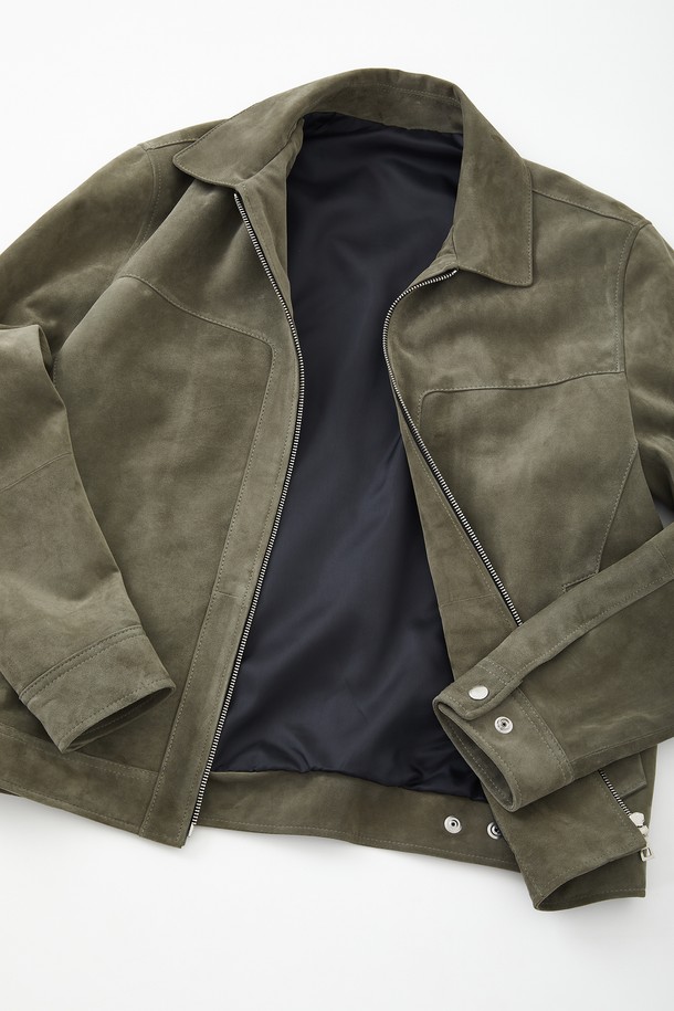 네이비, 브라운, 카키 3가지 색상으로 출시된 남성용 멀티컬러 카라넥 양가죽 집업 점퍼 CLJP117입니다. 부드러운 양가죽 소재로 제작되어 촉감이 뛰어나며, 봄, 가을철 데이트룩과 가을 나들이룩에 잘 어울립니다. 베이직핏에 캐주얼하고 클래식한 스타일을 더해 일상에서도 세련된 멋을 연출할 수 있습니다. 심플한 디자인에 카라넥, 히든 타입 포켓, 안쪽 주머니 디테일을 더해 실용성을 높였습니다. 중간 두께감으로 간절기 날씨에 적합하며 방수 기능까지 갖추고 있습니다.
