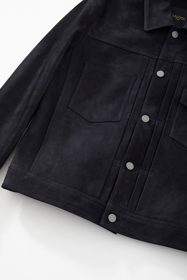 네이비와 다크블루 컬러로 만나볼 수 있는 염소가죽 스웨이드 트러커 재킷 CLJP118입니다. 부드러운 촉감의 염소가죽 스웨이드 소재로 제작되어 봄, 가을에 착용하기 좋습니다. 무지 디자인에 레귤러 핏, 레귤러 기장으로 캐주얼 및 클래식 스타일을 연출할 수 있습니다. 데이트룩, 모임룩, 비즈니스 캐주얼 등 다양한 TPO에 활용 가능하며, 버튼 플랩 포켓 디테일이 돋보입니다. 긴 소매 기장의 트러커 자켓으로 미니멀한 스타일을 완성해보세요.
