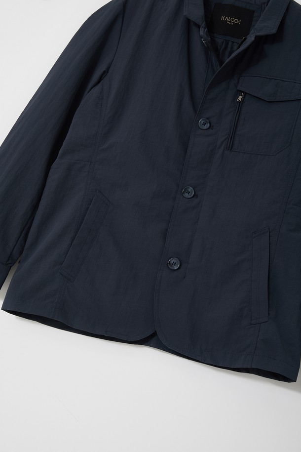 **봄/가을 히든 집업 바람막이 재킷 CJP135**

가을 나들이룩을 위한 베이직핏 바람막이 재킷입니다. 네이비, 블루, 차콜 세 가지 색상으로 출시되었으며, 얇고 가벼운 나일론, 면, 폴리에스테르 혼방 소재로 제작되어 봄, 가을 간절기에 적합합니다. 안감과 히든 집업 디테일, 가슴 플랩 포켓, 안쪽 주머니를 더해 실용성을 높였습니다. 캐주얼, 미니멀, 클래식 스타일을 즐기는 분들께 추천합니다. 긴 소매와 무지 디자인으로 어떤 옷에도 쉽게 매치할 수 있습니다.
