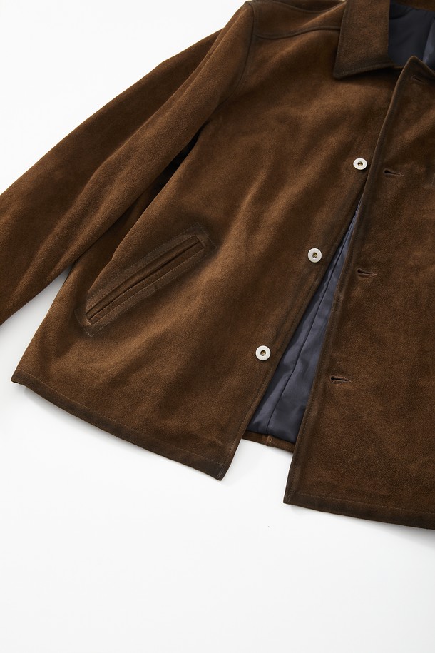 오일브러쉬 카우 레더 버튼 재킷 CLJP119는 부드러운 촉감의 소가죽 소재로 제작된 남성용 레더 재킷입니다. 가을과 겨울에 착용하기 좋은 두꺼운 두께감으로 보온성을 높였으며, 클래식과 캐주얼 스타일을 모두 아우르는 디자인입니다. 오일브러쉬 가공으로 은은한 광택과 고급스러운 분위기를 더했습니다. 레귤러핏으로 제작되어 편안한 착용감을 선사하며, 데이트룩 및 모임룩에 활용하기 좋습니다. 무지 디자인과 브라운 컬러는 미니멀한 스타일을 선호하는 분들에게도 적합합니다.
