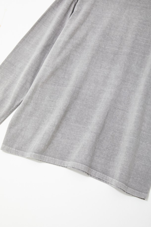 멀티컬러 피그먼트 긴팔 티셔츠 CTEE116는 베이직한 스타일의 긴팔 티셔츠입니다. 부드러운 면 소재로 제작되어 은은한 촉감을 선사하며, 봄, 가을 계절에 적합합니다. 라운드넥 디자인에 베이직핏으로, 일상복으로 편안하게 착용할 수 있습니다. 그레이, 차콜, 카키, 브라운 4가지의 다채로운 컬러로 출시되어 다양한 스타일 연출이 가능하며, 단독 또는 이너로 활용하여 활용도를 높일 수 있습니다. 피그먼트 워싱 처리로 자연스러운 무드를 더했습니다.
