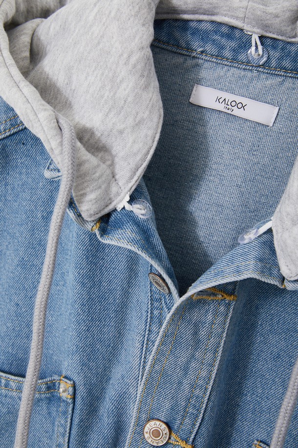 루즈핏 탈부착 후드 데님 셔츠 CSH104는 캐주얼하고 미니멀한 스타일을 연출하기 좋은 상의입니다. 블루, 라이트 블루, 블랙 세 가지 색상으로 출시되었으며, 봄, 여름, 가을, 겨울 사계절 내내 활용할 수 있습니다. 넉넉한 오버핏 루즈핏으로 편안한 착용감을 선사하며, 탈부착 가능한 후드로 다양한 스타일을 연출할 수 있습니다. 면 소재의 데님 원단으로 제작되어 내구성이 뛰어나며, 무지 디자인으로 어떤 스타일에도 쉽게 매치할 수 있습니다. 긴 소매 기장과 두꺼운 두께로 제작되어 간절기나 겨울철에 따뜻하게 입을 수 있습니다.
