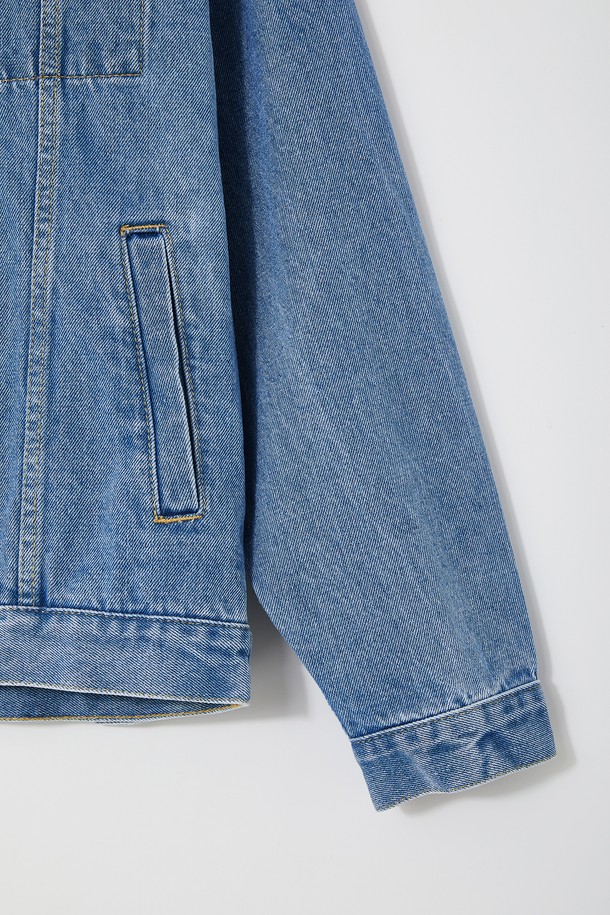 세련된 남성 캐주얼 스타일을 완성하는 봄/가을 탈부착 후드 데님 재킷 CJP136입니다. 부드러운 데님 소재로 제작되어 편안한 착용감을 선사하며, 레귤러 핏으로 어떤 스타일에도 잘 어울립니다. 연청 컬러와 무지 디자인으로 미니멀하면서도 세련된 분위기를 연출합니다. 탈부착 가능한 후드는 다양한 스타일을 연출할 수 있도록 도와주며, 버튼 여밈 방식과 긴 소매 기장으로 실용성을 더했습니다. 일상 속에서 편안하게 즐겨 입을 수 있는 데님 재킷으로, 봄, 가을 시즌 활용도가 높습니다.
