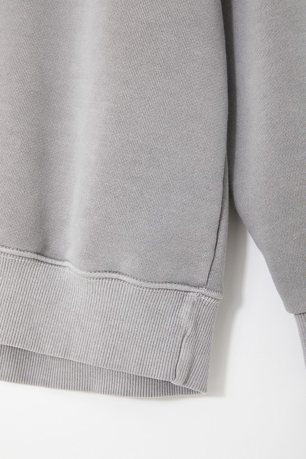 **멀티컬러 피그먼트 맨투맨 티셔츠 CTEE117**는 베이직한 스타일의 공용 맨투맨 티셔츠입니다. 부드러운 면 소재에 피그먼트 워싱 처리하여 은은한 촉감을 선사하며, 사계절 활용 가능한 두께감으로 봄, 가을에는 단독으로, 겨울에는 이너로 착용하기 좋습니다. 그레이, 차콜, 카키, 브라운 4가지 색상으로 출시되어 다양한 데일리룩에 매치하기 용이합니다. 기본 핏과 라운드넥 디자인으로 편안하게 집콕룩, 캐주얼, 미니멀, 클래식 스타일을 연출할 수 있습니다. 신축성이 있어 활동성 또한 보장합니다.
