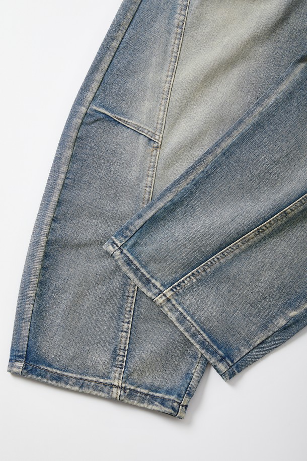 와이드핏 워싱 절개 데님 팬츠 CJN110은 캐주얼, 미니멀, 시크 스타일을 즐기는 분들을 위한 데님 팬츠입니다. 블루와 블랙 두 가지 색상으로 출시되었으며, 일상에서 편안하게 착용하기 좋습니다. 허리 뒷면 밴딩으로 편안한 착용감을 제공하며, 사선 절개 패턴과 은은한 워싱 처리가 돋보입니다. 특히 이중 포켓 디자인으로 실용성을 더했으며, 동네 마실룩이나 쇼핑룩에 잘 어울리는 아이템입니다.
