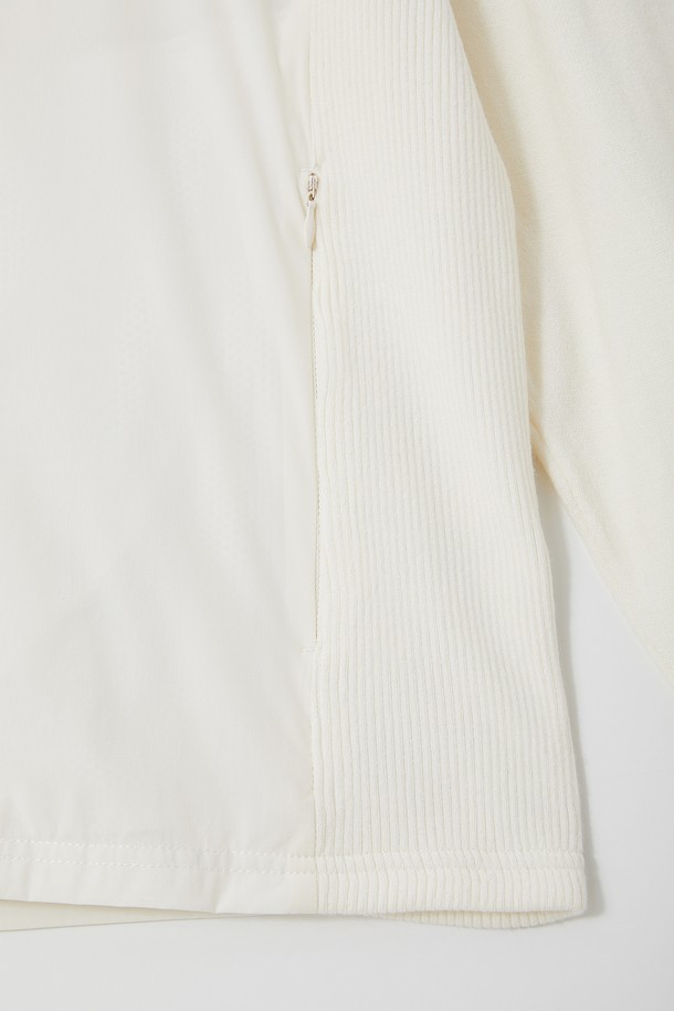 골프앤데일리 바람막이 집업 점퍼 CJP140은 봄, 여름, 가을 시즌에 활용하기 좋은 공용 바람막이입니다. 화이트와 아이보리 두 가지 색상으로 출시되었으며, 스포티하고 캐주얼한 스타일을 연출합니다. 가볍고 부드러운 나일론 소재로 제작되어 편안한 착용감을 제공하며, 얇은 두께로 활동성을 높였습니다. 소매 라인 디테일과 집업 여밈 방식으로 디자인되었으며, 방풍 기능과 경량성을 갖춰 골프룩 및 일상복으로 활용하기 좋습니다. 레귤러핏으로 제작되어 편안한 착용감을 선사합니다.
