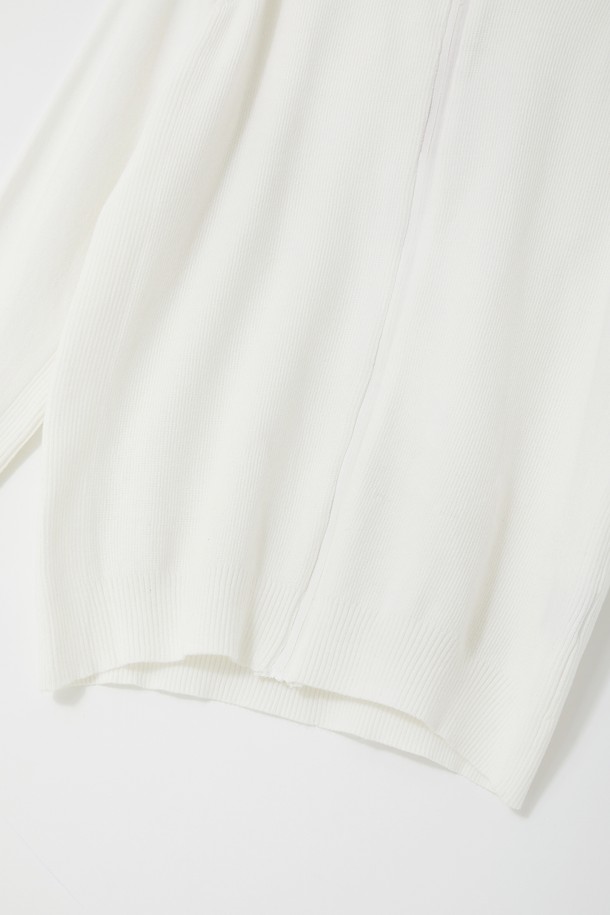 골프앤데일리 미들넥 니트 집업 CJP141는 스포티함과 캐주얼함을 동시에 즐길 수 있는 공용 집업입니다. 부드러운 촉감의 니트 소재로 제작되어 봄, 가을 간절기에 착용하기 좋으며, 하프넥 디자인이 특징입니다. 레귤러핏으로 편안하게 착용 가능하며, 일상복뿐만 아니라 골프웨어로도 활용할 수 있습니다. 무지 디자인에 화이트 컬러로 미니멀한 스타일을 연출합니다. 긴 소매와 크롭 기장으로 활동성을 더했습니다.
