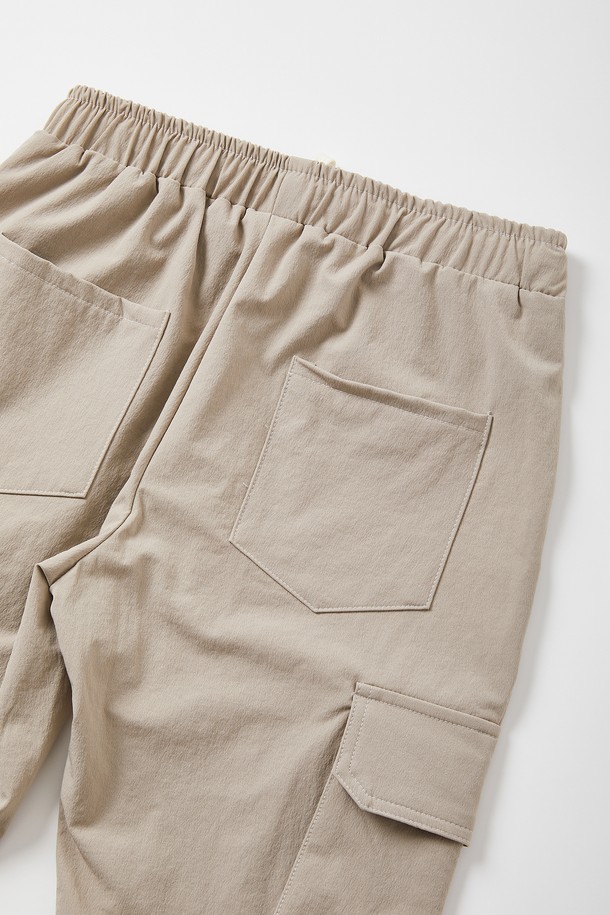 사방 스판 소재로 편안한 착용감을 선사하는 밴딩 카고 조거 팬츠 CPT155입니다. 부드러운 촉감의 면과 스판덱스 혼방으로 제작되어 활동성을 높였으며, 릴랙스 핏으로 편안하게 착용 가능합니다. 베이지 컬러에 허리 스트링과 발목 시보리, 사이드 카고 포켓 디테일이 돋보이는 디자인입니다. 일상, 산책, 캠핑 등 다양한 TPO에 캐주얼, 스포티, 미니멀 스타일로 활용하기 좋습니다. 봄, 가을 시즌에 적합한 긴 기장의 조거 팬츠입니다.
