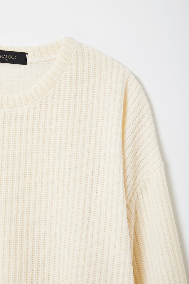 벨루아 오버핏 니트형 맨투맨 CTEE122는 부드러운 촉감의 벨루아 소재로 제작되어 포근함을 선사합니다. 라운드넥 디자인에 무지 패턴으로 베이직하고 캐주얼한 스타일을 연출하며, 넉넉한 오버핏으로 편안한 착용감을 제공합니다. 가을, 겨울 시즌에 어울리는 긴 소매 기장의 두꺼운 두께감으로 보온성을 높였습니다. 집콕룩부터 미니멀한 스타일까지, 다양한 룩에 활용하기 좋은 아이보리, 화이트 컬러의 맨투맨입니다. 니트 형으로 제작되어 더욱 포근하고 부드러운 느낌을 줍니다.
