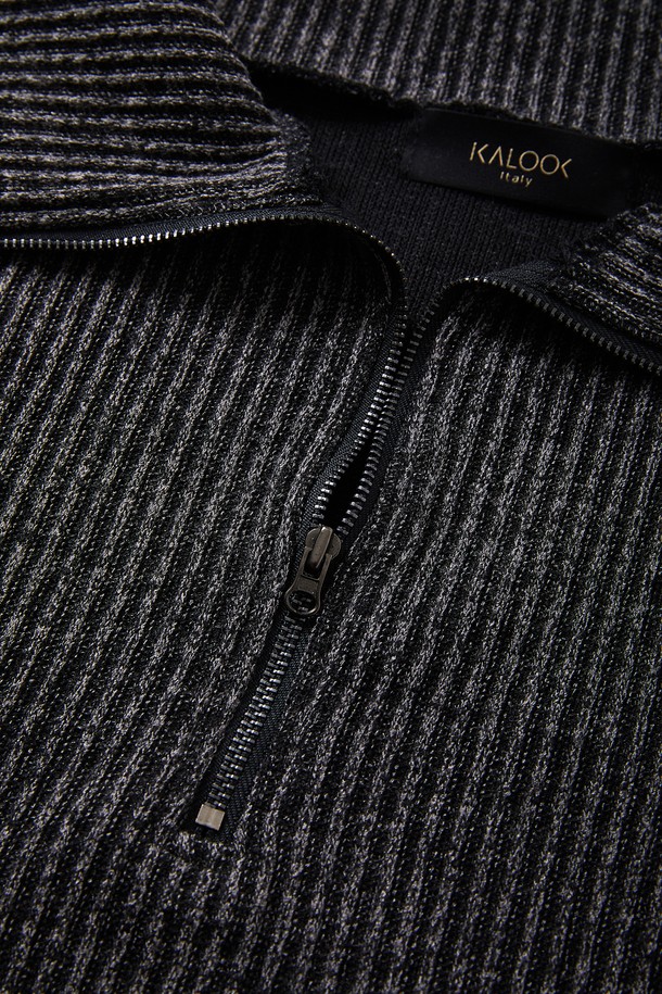 오버핏 빅사이즈 골지 반집업 긴팔티 CTEE123은 차콜그레이 컬러의 면 소재 티셔츠입니다. 가을과 겨울에 어울리는 두꺼운 두께감과 부드러운 촉감이 특징이며, 베이직하고 캐주얼한 스타일을 연출합니다. 오버핏 디자인과 골지 패턴으로 편안하면서도 트렌디한 핏을 제공하며, 반집업 네크라인이 포인트를 더합니다. 캠핑룩, 집콕룩 등 다양한 TPO에 활용 가능한 빅사이즈 긴팔 티셔츠입니다. 캐주얼, 미니멀, 클래식 스타일을 즐기는 분들에게 추천합니다.
