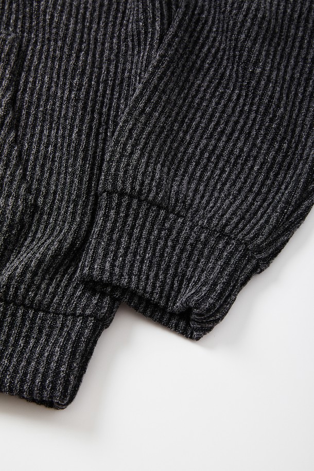 오버핏 빅사이즈 골지 포켓 후드티 CTEE124는 넉넉한 핏과 부드러운 촉감으로 편안함을 선사하는 후드티입니다. 차콜 그레이 색상의 면 소재로 제작되어 가을, 겨울철 데일리룩으로 활용하기 좋습니다. 베이직한 디자인에 골지 패턴이 더해져 캐주얼하면서도 미니멀한 스타일을 연출합니다. 넉넉한 오버핏과 빅사이즈로 편안한 착용감을 제공하며, 포켓 디테일로 실용성을 더했습니다. 집콕룩으로 편안하게 즐기기 좋은 아이템입니다.
