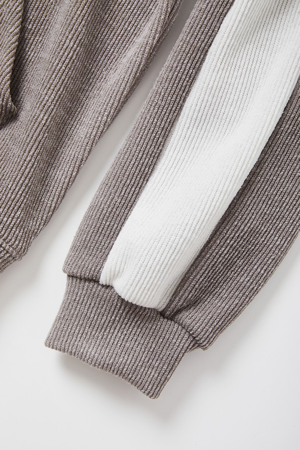 배색 골지 포켓 후드티 CTEE125는 캐주얼하고 미니멀한 스타일을 연출하기 좋은 남녀 공용 후드티입니다. 봄, 가을, 겨울 세 계절 모두 활용 가능하며, 부드러운 면 소재로 제작되어 편안한 착용감을 선사합니다. 레귤러 핏에 후드 디자인, 긴 소매 기장으로 제작되었으며, 그레이 컬러 바탕에 배색 포인트와 포켓 디테일이 돋보입니다. 일상생활에서 데일리룩으로 활용하기 좋으며, 다양한 하의와 매치하여 스타일리시한 룩을 완성할 수 있습니다.
