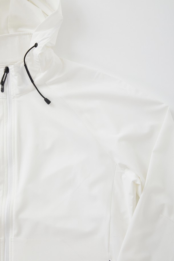 스포츠 사방 스판 후드 바람막이 CJP143은 봄, 여름철 스포츠 활동과 일상에서 모두 활용하기 좋은 여성/남성 공용 바람막이입니다. 얇고 부드러운 나일론 스판덱스 혼방 소재로 제작되어 가볍고 편안한 착용감을 제공하며, 활동성을 높이는 레귤러핏 디자인입니다. 깔끔한 무지 화이트 컬러에 집업 스타일, 크롭 기장으로 스포티한 무드를 연출합니다. 방풍 기능을 갖춰 야외 활동 시에도 쾌적함을 유지하며, 후드와 스판 디테일로 활동성과 스타일을 더했습니다. 러닝룩, 피트니스룩, 봄 소풍룩 등 다양한 TPO에 미니멀하고 캐주얼하게 매치하기 좋습니다.
