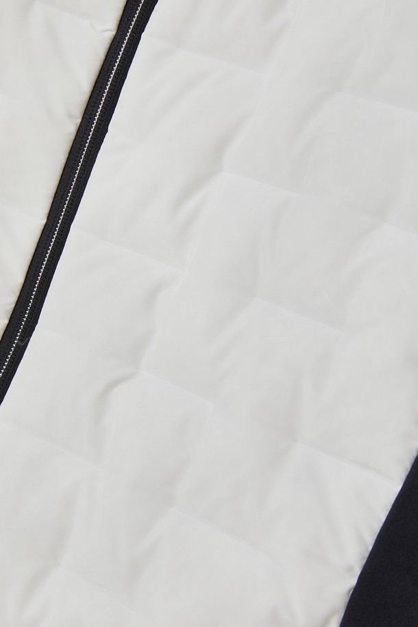 스포츠 네오프렌 다운 퀼팅 점퍼 CJP144는 겨울철 스포츠 활동과 일상에서 모두 활용 가능한 공용 아우터입니다. 보온성이 뛰어난 다운 충전재와 두꺼운 네오프렌 소재를 사용하여 추운 날씨에도 따뜻함을 유지해 줍니다. 스포티한 무드를 연출하는 크롭 기장의 레귤러핏 디자인으로, 등산, 러닝, 피트니스 등 다양한 TPO에 적합합니다. 화이트와 블랙 두 가지 색상으로 출시되어 미니멀하고 캐주얼한 스타일을 완성할 수 있습니다. 집업 스타일의 퀼팅 점퍼로 활동성을 높였습니다.
