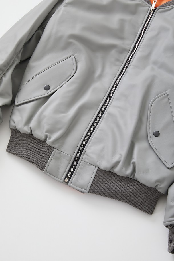 슬리브 포켓 양가죽 항공점퍼 CLJP120은 부드러운 양가죽 소재의 두꺼운 두께감으로 제작되어 봄, 가을 시즌에 착용하기 좋습니다. 캐주얼, 스포티, 미니멀 스타일을 원하는 분들께 추천하며, 여행룩이나 캠핑룩에도 잘 어울립니다. 그레이 컬러의 무지 디자인에 긴 소매와 소매 포켓 디테일이 돋보이며, 집업 스타일로 편안하게 착용할 수 있습니다. 안감은 오렌지 컬러로 포인트를 주어 세련된 느낌을 더했습니다. 레귤러핏으로 제작되어 편안한 착용감을 제공합니다.
