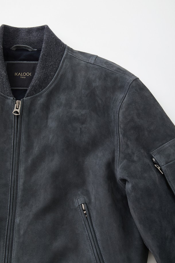 고트 스웨이드 퀼팅 블루종 점퍼 CLJP121은 부드러운 촉감의 고트 스웨이드 소재로 제작되어 가을과 겨울에 따뜻하게 착용할 수 있는 아우터입니다. 캐주얼 스타일의 무지 디자인에 퀼팅 디테일과 립(Rib) 디테일로 포인트를 주었습니다. 레귤러핏으로 제작되었으며, 집업 여밈 방식으로 편안하게 착용 가능합니다. 크롭 기장의 긴소매 디자인으로 다양한 스타일 연출에 활용할 수 있습니다. 그레이 컬러로 출시되었습니다.
