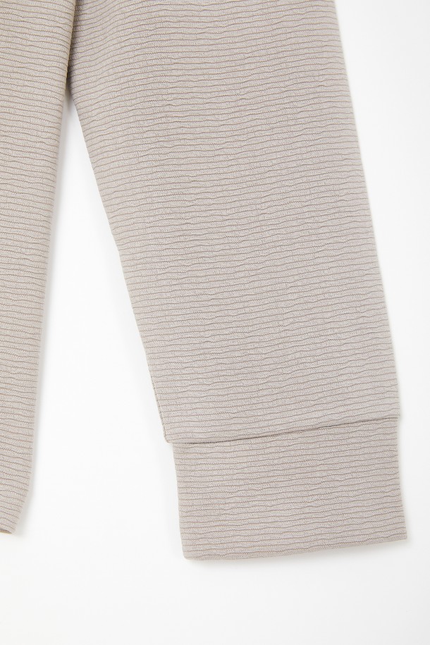 엠보 스트라이프 카라넥 긴팔티 CTEE119는 베이직하면서 캐주얼한 스타일을 연출하는 공용 티셔츠입니다. 봄, 가을에 어울리는 부드러운 면 소재로 제작되었으며, 엠보 스트라이프 패턴이 특징입니다. 레귤러핏에 크롭 기장으로, 데이트룩이나 봄 소풍룩에 적합합니다. 카라넥 디자인과 긴소매로 미니멀, 클래식한 스타일을 완성합니다.
