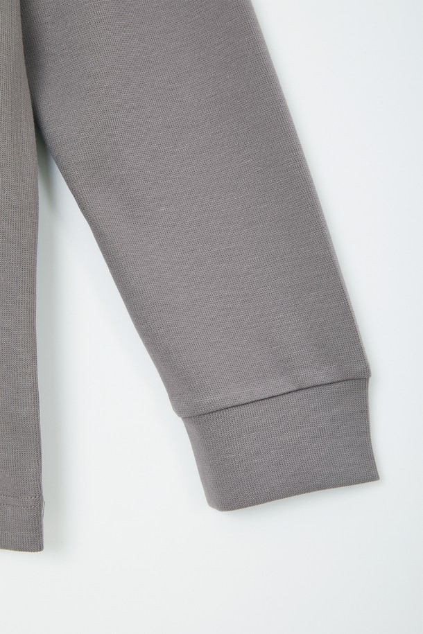 그레이 컬러의 쓰리버튼 스판 카라넥 긴팔티 CTEE120입니다. 부드러운 촉감의 스판 소재로 제작되어 편안한 착용감을 선사합니다. 베이직하고 캐주얼한 스타일로 일상에서 활용하기 좋으며, 봄, 가을 간절기에 적합합니다. 레귤러핏에 긴소매 기장으로 제작되었으며, 3개의 버튼 디테일이 돋보입니다. 미니멀, 캐주얼, 클래식한 스타일을 연출하기 좋습니다.
