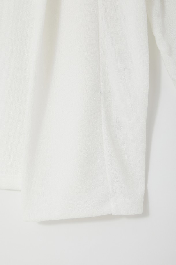 **멀티컬러 미들 숄 가디건 CKA103A**는 여성용 숄 카라 디자인의 가디건입니다. 부드러운 니트 소재로 제작되었으며, 얇은 두께감으로 봄, 가을에 착용하기 좋습니다. 무지 패턴의 멀티컬러 배색이 특징이며, 7부 소매와 레귤러 핏으로 제작되었습니다. 일상 또는 데이트룩, 모임룩에 클래식, 미니멀, 캐주얼 스타일로 연출하기 용이합니다. 오픈형 디자인으로 편안하게 착용할 수 있습니다.
