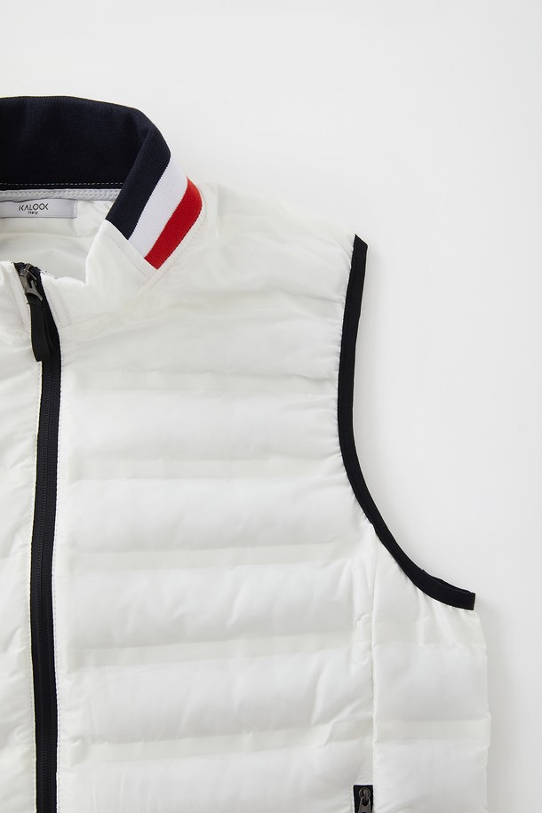 경량 삼색 카라 패딩 조끼 CJP146은 캐주얼, 스포티, 미니멀 스타일을 모두 아우르는 겨울철 필수 아이템입니다. 가볍고 따뜻한 나일론 소재에, 블랙, 화이트, 레드의 세련된 삼색 배색이 돋보입니다. 레귤러핏으로 편안하게 착용 가능하며, 집업 여밈 방식과 지퍼 포켓, 카라 디테일로 실용성을 더했습니다. 여행이나 캠핑 등 다양한 TPO에 활용하기 좋습니다. 
