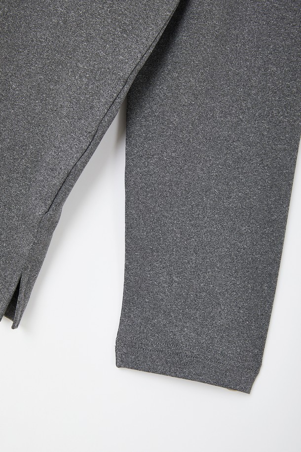 "스포츠 사선 스판 카라넥 긴팔티 CTEE126"은 남성용 상의로, 스포티하고 캐주얼한 스타일을 연출합니다. 그레이와 블랙 두 가지 색상으로 출시되었으며, 봄, 가을에 착용하기 좋습니다. 신축성이 뛰어난 스판덱스 소재를 사용하여 활동성을 높였으며, 부드러운 촉감이 특징입니다. 레귤러핏에 사선 패턴, 카라넥 디자인으로, 피트니스룩과 러닝룩에 적합한 스포츠웨어입니다. 얇은 두께의 긴소매 티셔츠로, 일상에서도 편안하게 착용할 수 있습니다.
