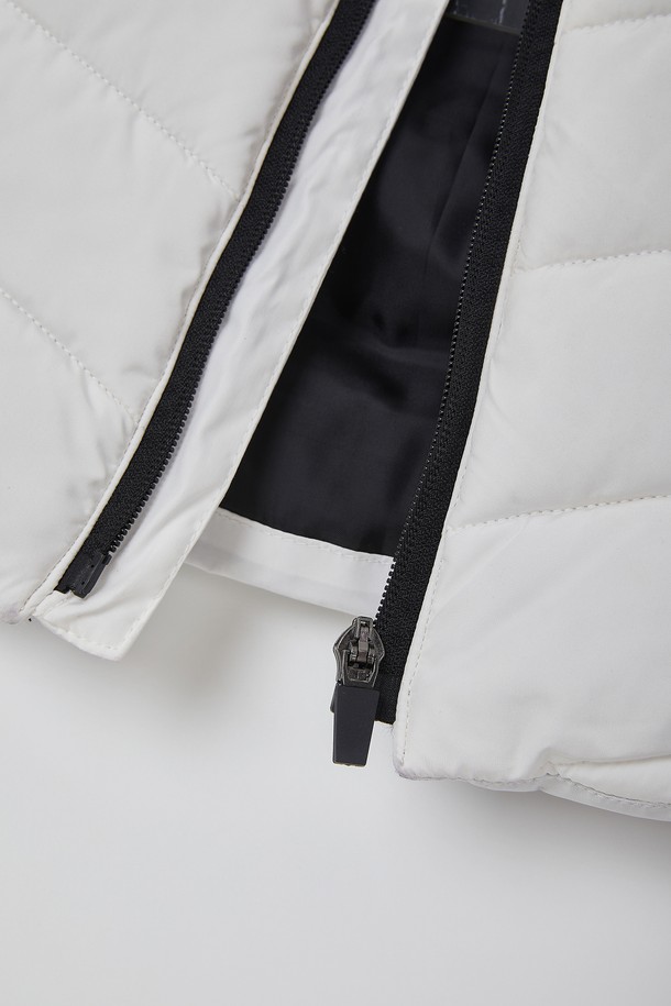 웰론 스트레치 패딩 베스트 CJP147는 겨울철 따뜻함과 스타일을 동시에 만족시키는 공용 패딩 베스트입니다. 부드러운 웰론 소재와 나일론 소재를 사용하여 편안한 착용감을 선사하며, 두꺼운 두께감으로 보온성을 높였습니다. 블랙, 화이트 두 가지 깔끔한 컬러로 출시되어 어떤 옷에도 쉽게 매치할 수 있으며, 캐주얼, 스포티, 미니멀 스타일을 즐겨 입는 분들께 추천합니다. 집업 스타일의 레귤러핏으로 활동성을 높였으며, 스트레치 기능이 있어 편안한 움직임을 보장합니다. 민소매 디자인으로 다양한 레이어드 연출이 가능하며, 일상에서 폭넓게 활용할 수 있습니다.
