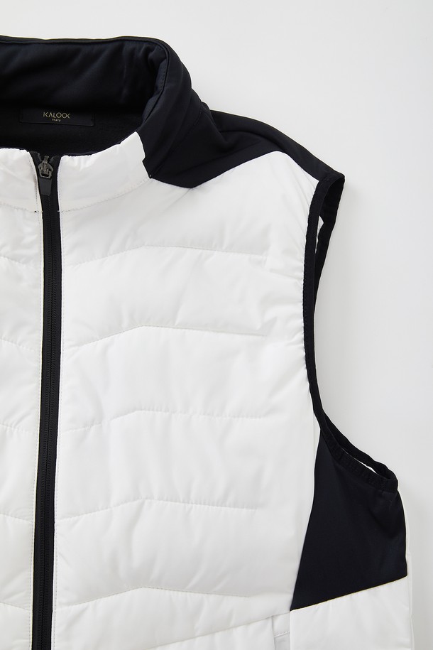 **웰론 스포츠 패딩 베스트 CJP148**

활동적인 겨울을 위한 웰론 스포츠 패딩 베스트입니다. 화이트와 블랙 두 가지 색상으로 출시되어 어떤 스타일에도 쉽게 매치할 수 있습니다. 웰론 소재를 사용하여 부드러운 촉감과 뛰어난 보온성을 제공하며, 두꺼운 두께감으로 추운 날씨에도 따뜻하게 몸을 보호합니다. 집업 스타일의 레귤러핏 디자인으로 편안한 착용감을 선사하며, 캠핑룩, 스포티, 캐주얼, 미니멀 스타일 등 다양한 TPO에 활용 가능합니다. 배색 디자인과 소매 없는 디자인으로 활동성을 높였습니다. 
