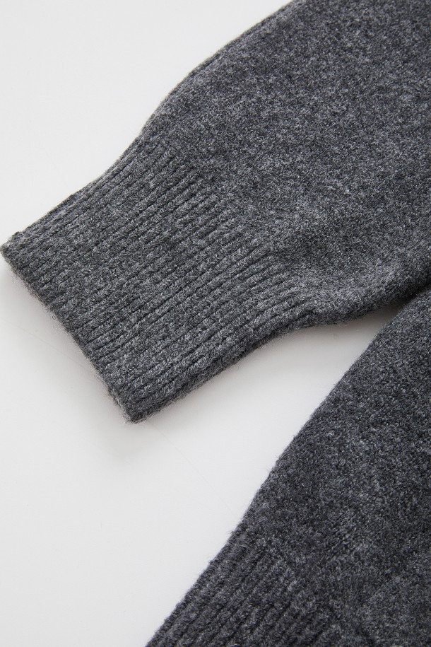 후드 집업 니트 가디건 CKA105는 부드러운 촉감의 니트 소재로 제작되어 가을, 겨울철 따뜻하게 입을 수 있는 남녀 공용 의류입니다. 차콜 그레이 색상의 무지 디자인에 레귤러 핏으로 제작되어 베이직하고 캐주얼한 스타일을 연출합니다. 넉넉한 두께감과 긴 소매 기장으로 보온성을 높였으며, 후드 디자인과 집업 여밈 방식으로 편안하게 착용할 수 있습니다. 일상생활은 물론, 집콕룩이나 캠핑룩으로도 활용 가능하며, 포켓 디테일로 실용성을 더했습니다. 캐주얼, 미니멀, 클래식 스타일을 즐겨 입는 분들께 추천합니다.
