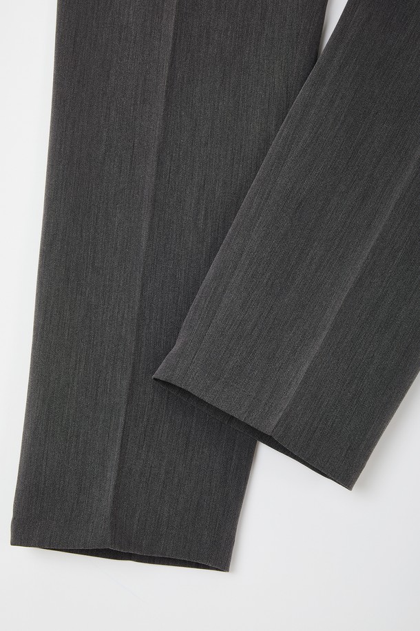 일자 핏 원턱 밴딩 슬랙스 CPT162는 베이직하고 미니멀한 스타일을 추구하는 남녀 공용 슬랙스입니다. 봄, 가을에 착용하기 적합하며, 부드러운 폴리에스터 소재로 제작되어 편안한 촉감을 제공합니다. 허리 밴딩과 원턱 디테일이 편안함과 활동성을 높여줍니다. 출근룩과 비즈니스 캐주얼, 미니멀, 클래식, 시크 스타일 연출에 활용하기 좋습니다. 블랙 컬러의 긴 기장으로, 어떤 상의와도 잘 어울리는 기본 아이템입니다.
