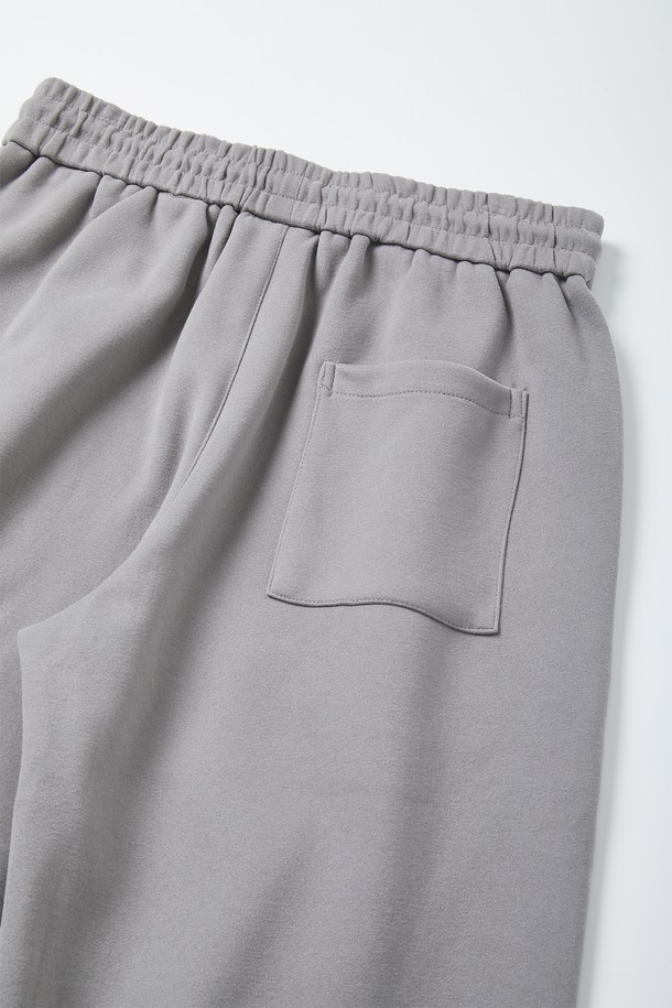 리벳 포인트 밴딩 스웻 팬츠 CPT165는 캐주얼, 스포티, 미니멀 스타일을 모두 아우르는 공용 스웻 팬츠입니다. 그레이 컬러의 무지 디자인으로, 봄, 가을 시즌에 적합하며 일상복으로 편안하게 착용할 수 있습니다. 부드러운 면 소재에 루즈핏으로 제작되어 편안한 착용감을 선사하며, 허리 스트링과 리벳 디테일로 포인트를 더했습니다. 집콕룩, 산책룩, 여행룩 등 다양한 TPO에 활용 가능하며, 밴딩 처리로 활동성을 높였습니다.
